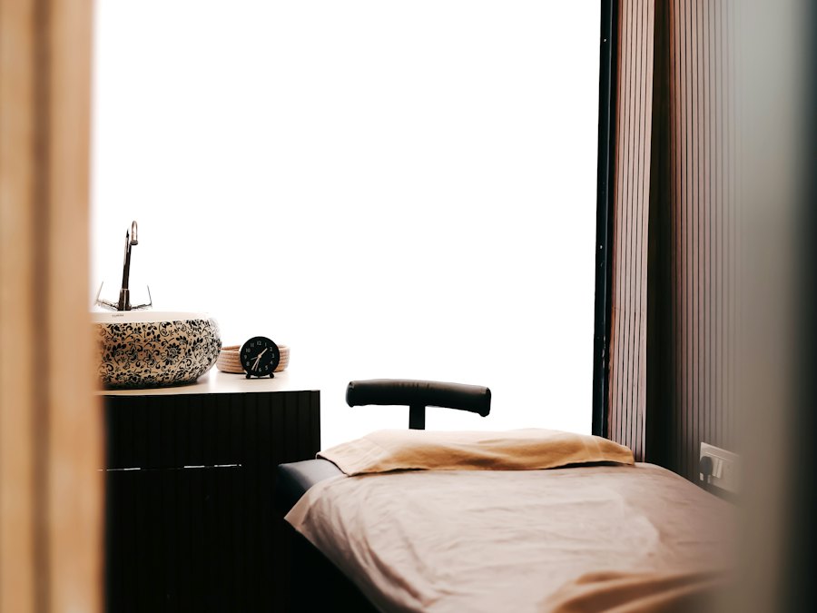 La cabine : table de massage et lumière douce.