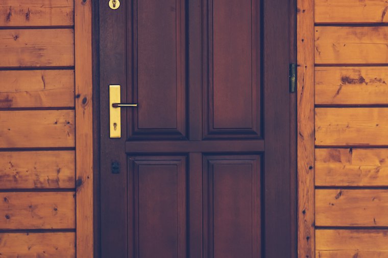 Une porte en bois, entrée sur cour.