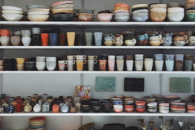 Étagères de bols et tasses émaillés.