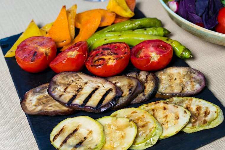 Assiette de légumes grillés : aubergine, courgette, tomate et poivron.